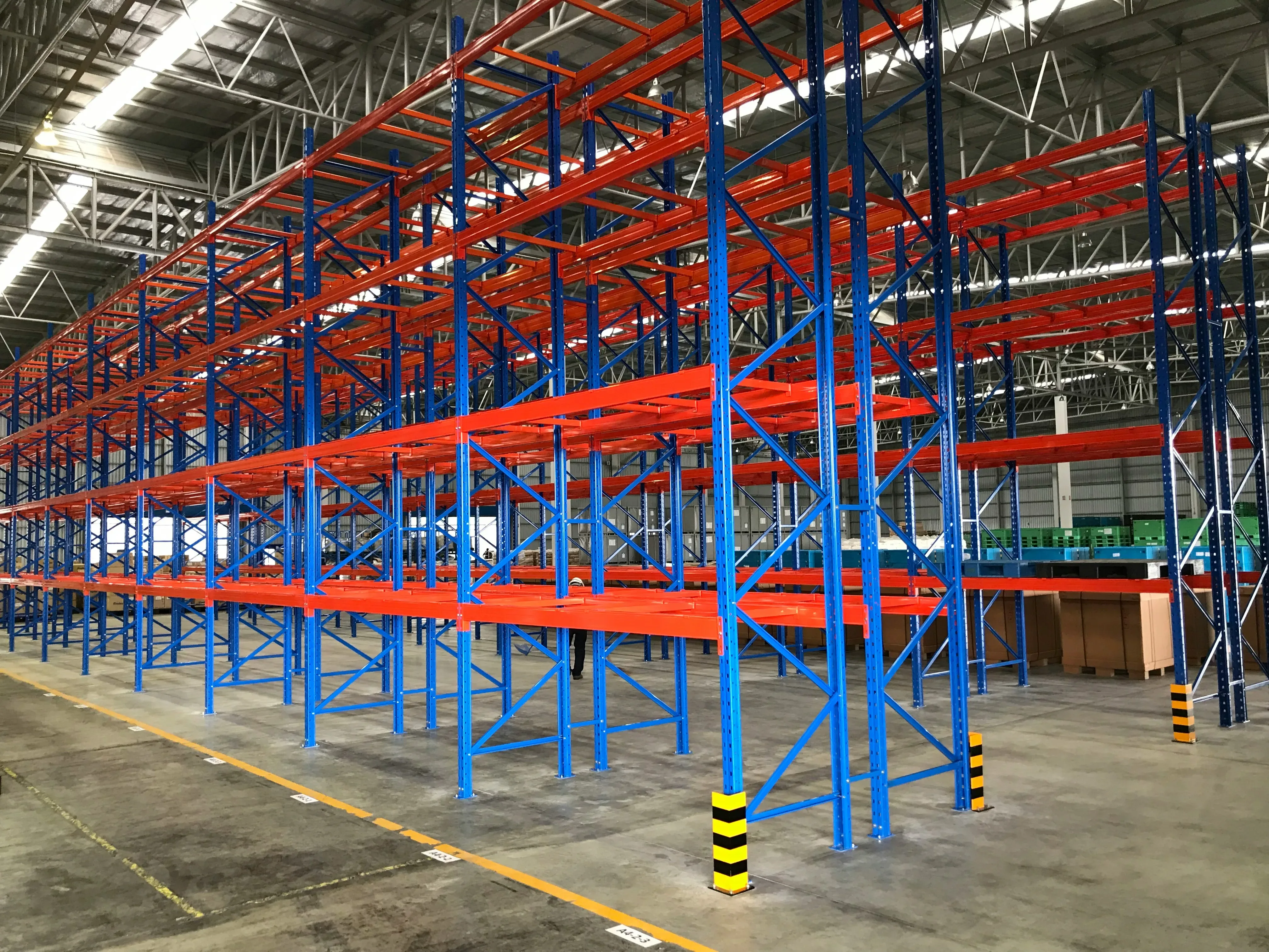 Hydraulic lift table for ergonomic material handling in a Richmond VA warehouse